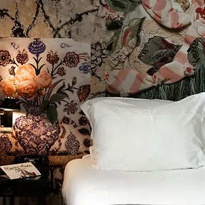 Du Petit Moulin, Haute Couture By Lacroix 4*, פריז צרפת